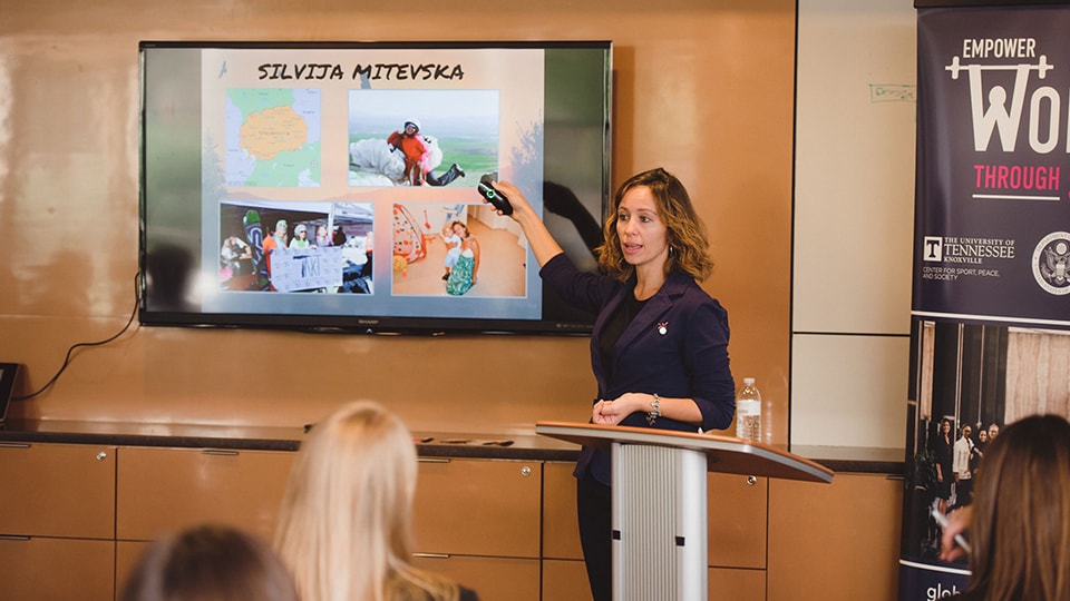 Силвија Митевска го презентира нејзиниот акциски план за унапредувањето на жените преку спортот во Македонија
